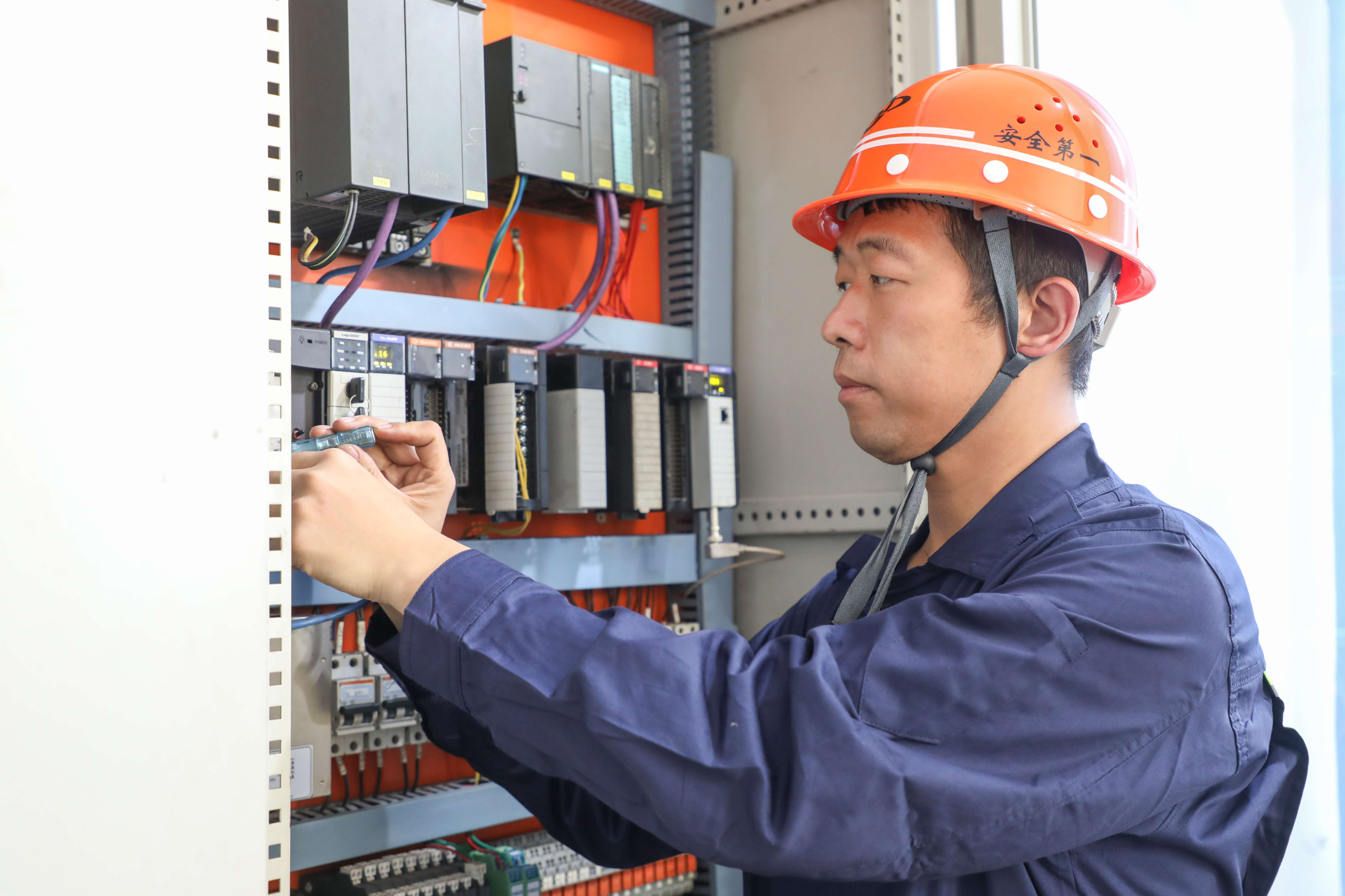 付雷在排查电器故障——杨德清 摄