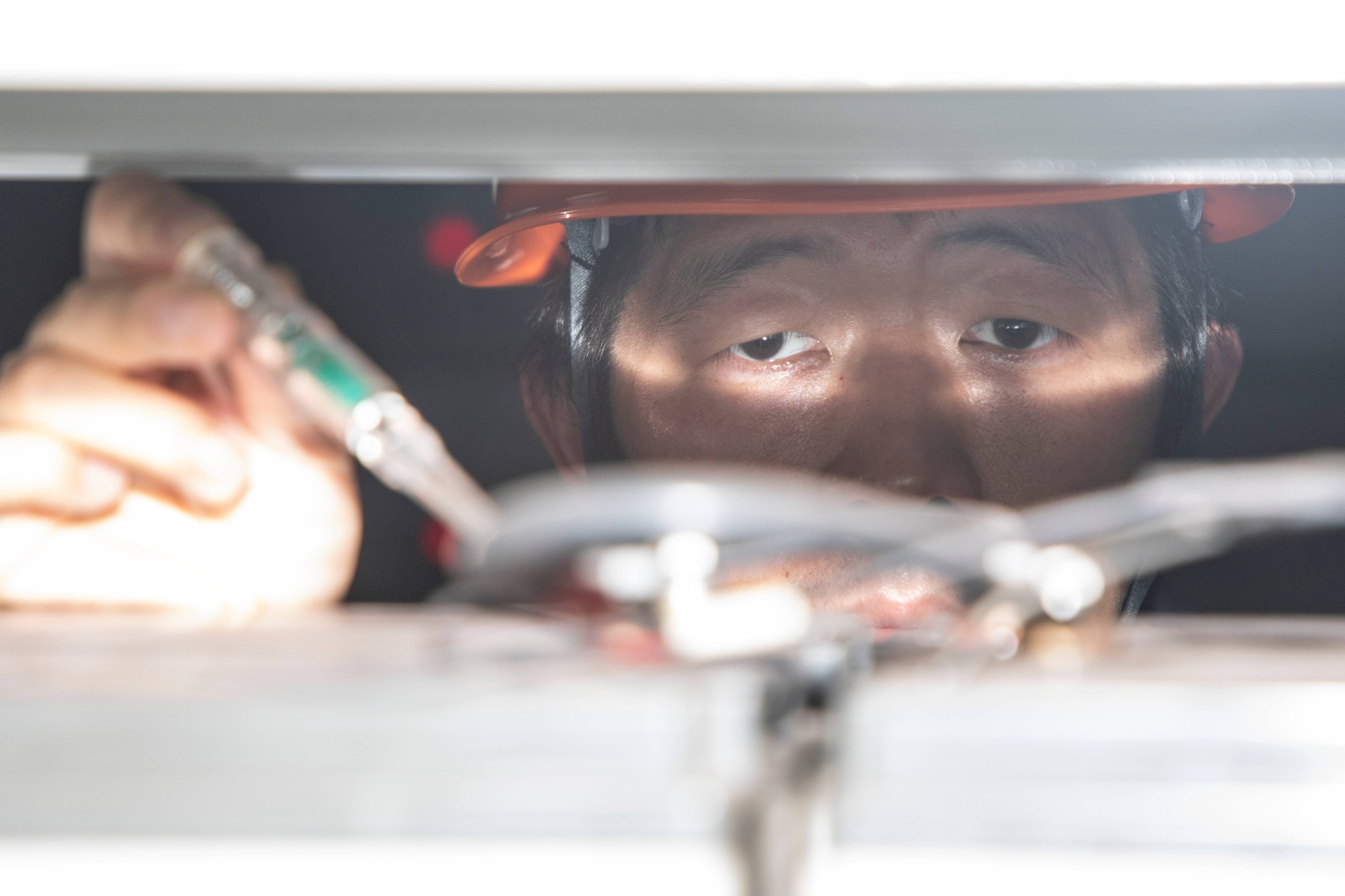 在处理设备故障的付雷——杨德清 摄