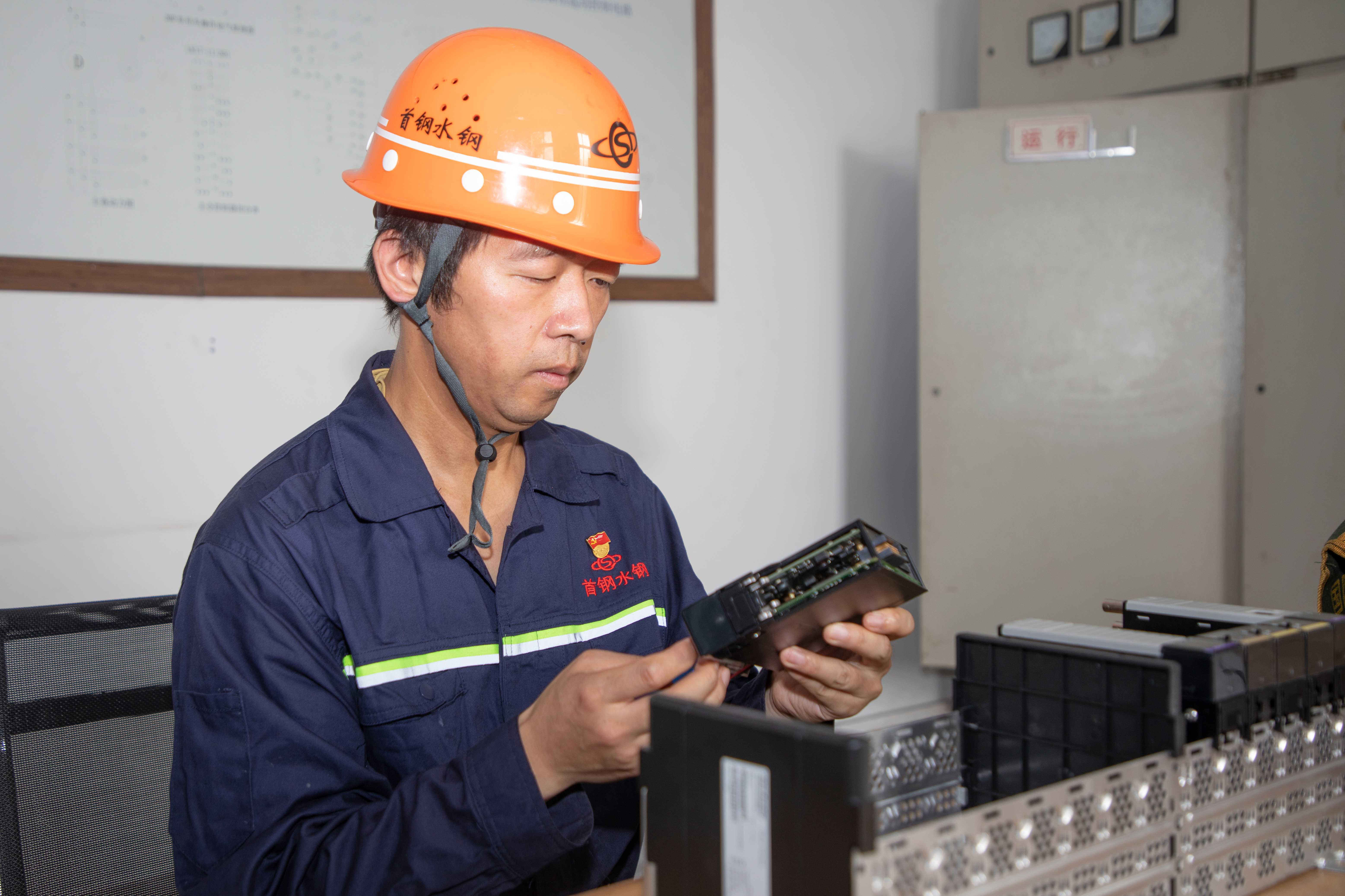 付雷在组织电器设备模块——杨德清 摄