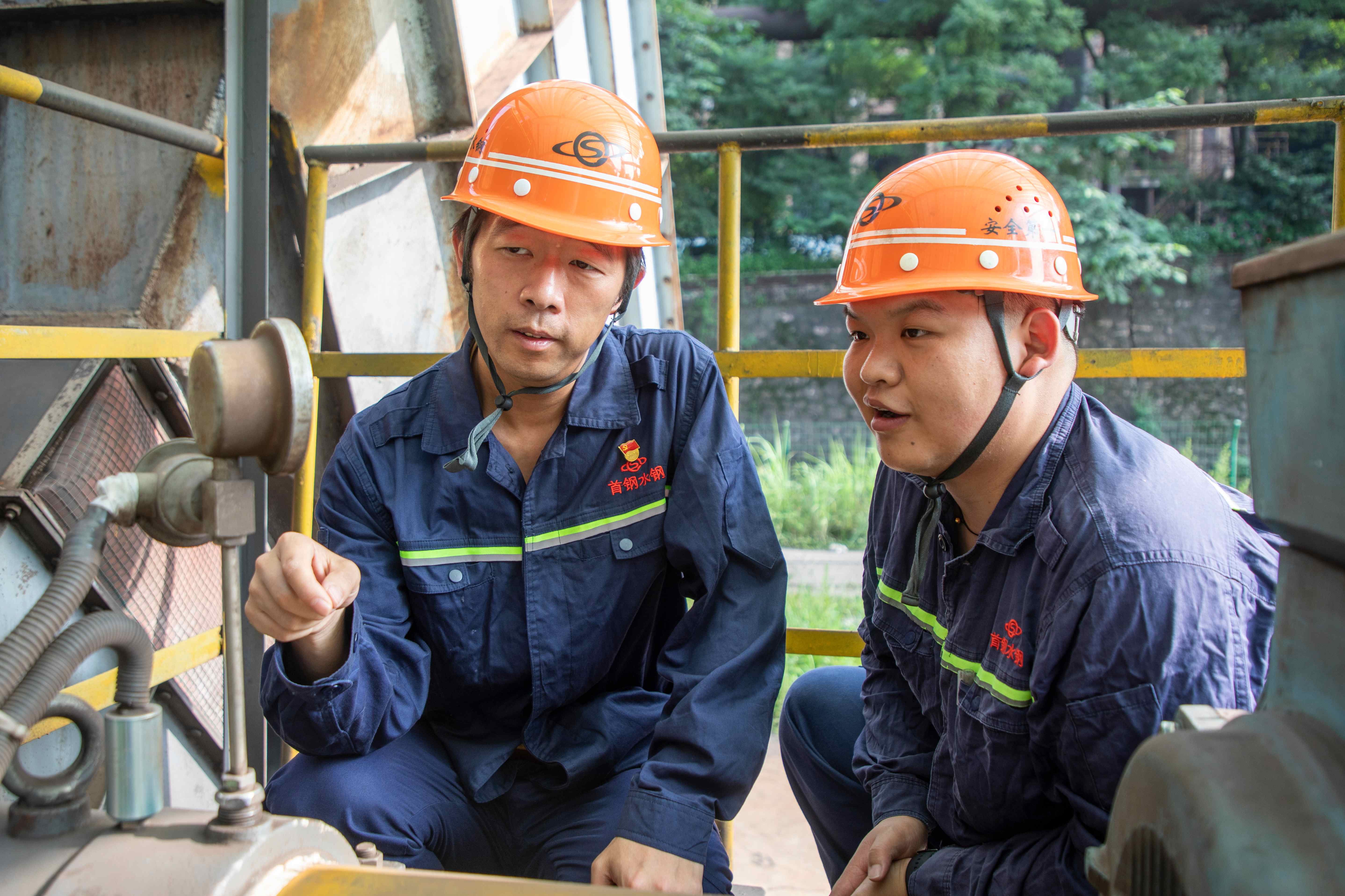 付雷在现在教授徒弟电器设备知识——杨德清 摄