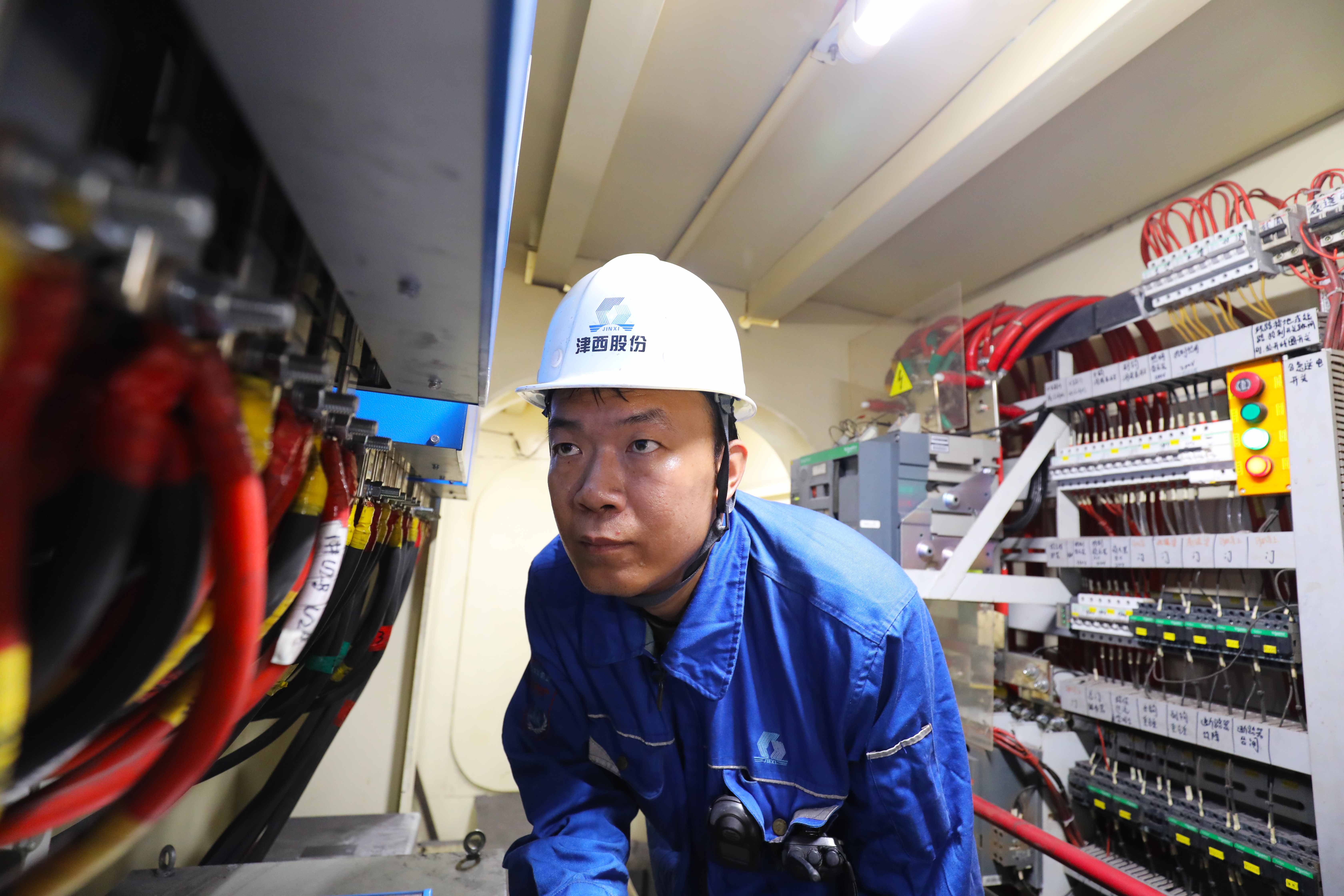 《吴瑞富:津西天车工的技术尖兵》(组照6)