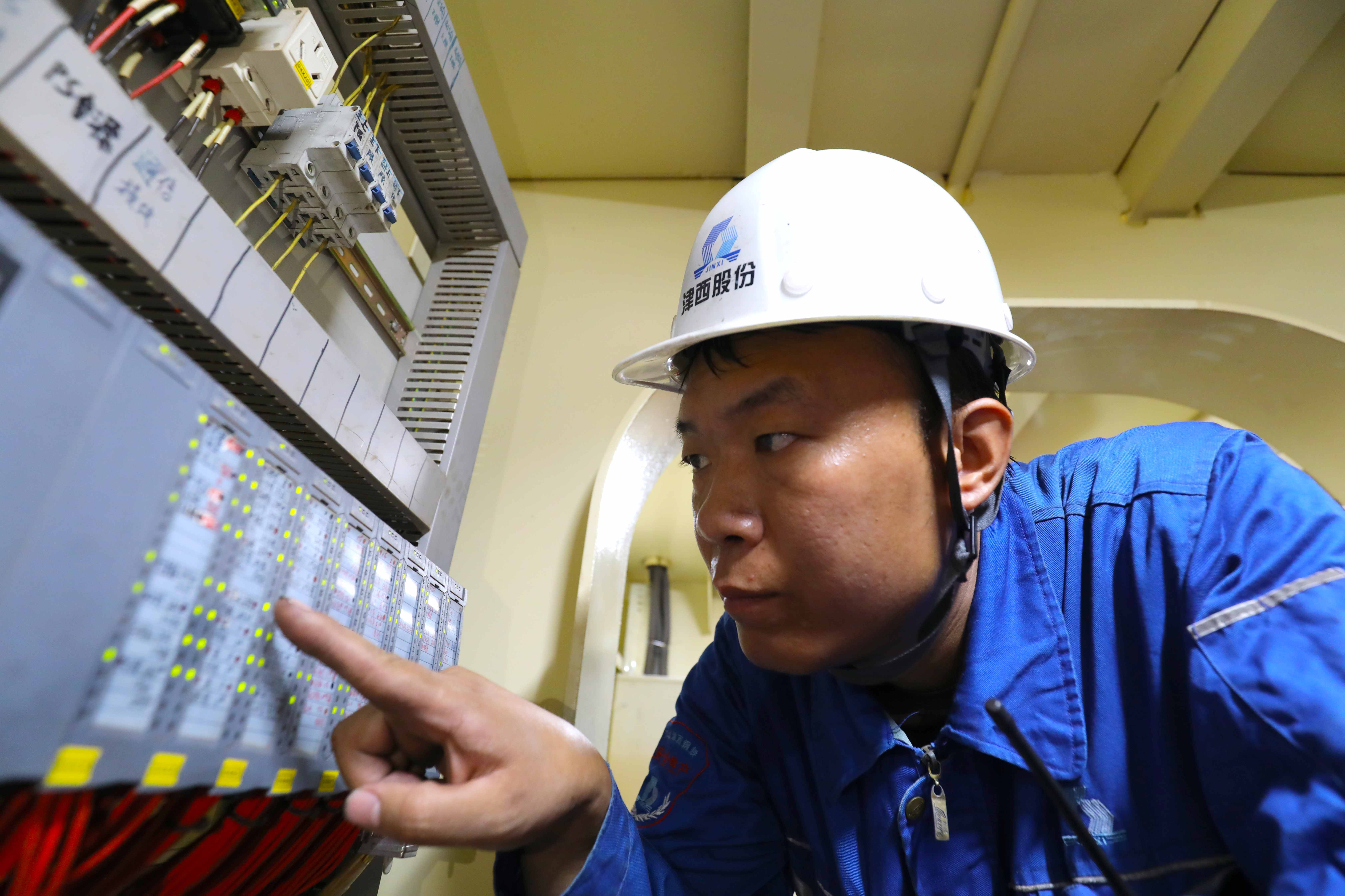 《吴瑞富:津西天车工的技术尖兵》(组照5)